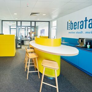 Empfang der Steuerkanzlei Liberata in Hannover mit gelbem Tresen