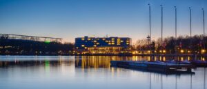 Beleuchtetes Gebäude am Wasser in Hannover in der Abenddämmerung