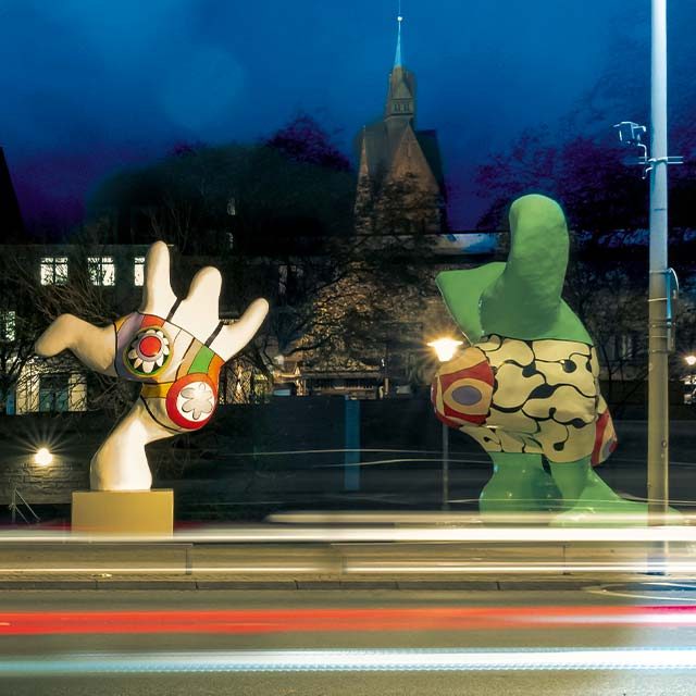 Die Nanas von Niki de Saint Phalle am Leibnizufer in Hannover bei Nacht